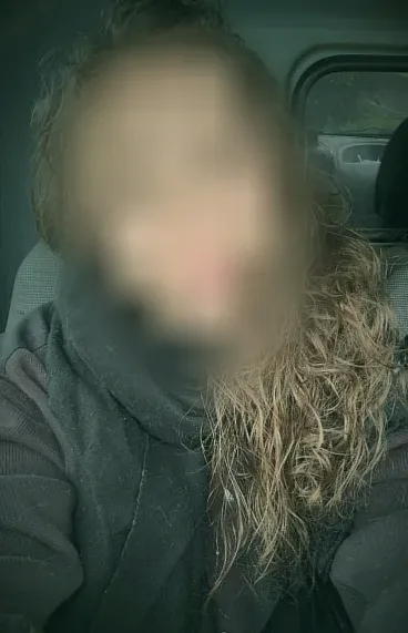 Ela, 24