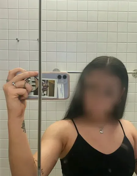 Larissa, 26